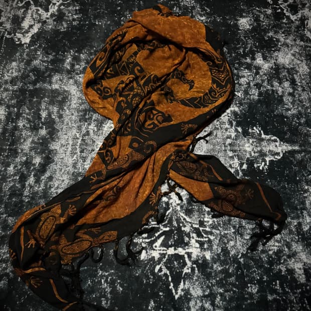 chameleon-designed scarf