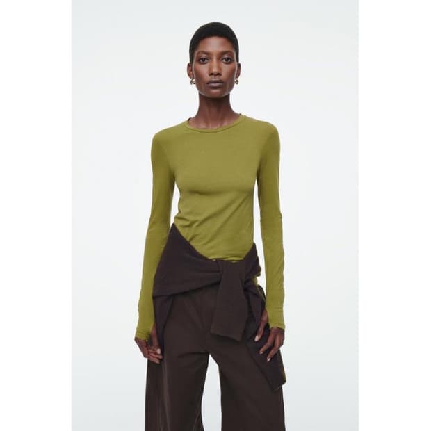 코스 슬림핏 롱슬리브 xs 판매해요