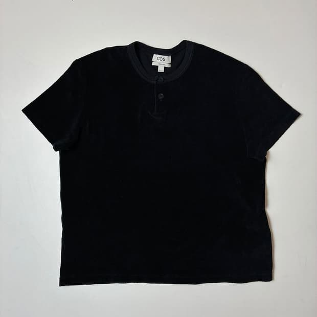 코스 COS 블랙 테리 버튼 헨리넥 반팔 티셔츠 PN9661