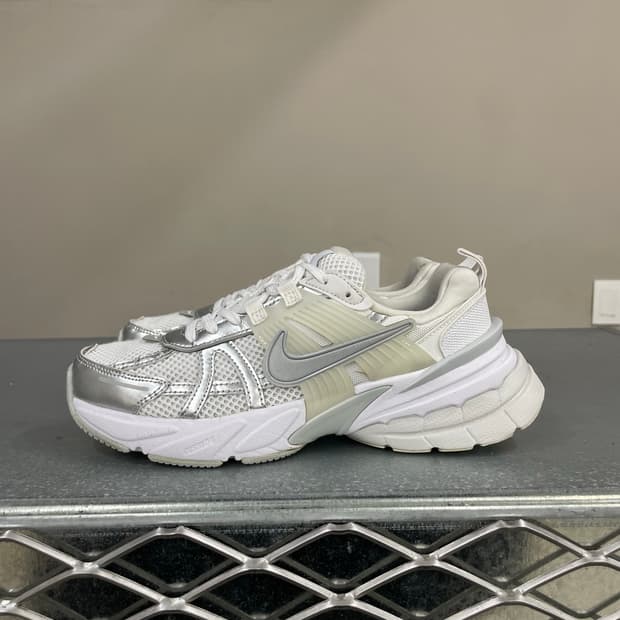 나이키 V2K 런 메탈릭 실버 화이트 240