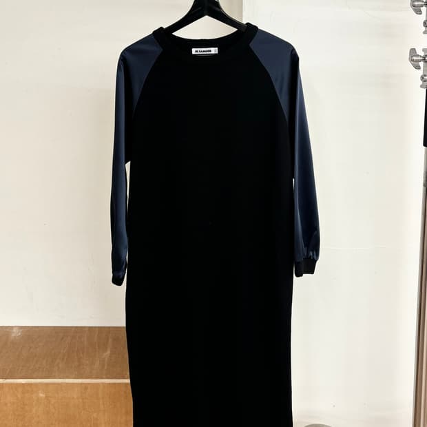 질센더 블랙 실크 롱 슬리브 드레스