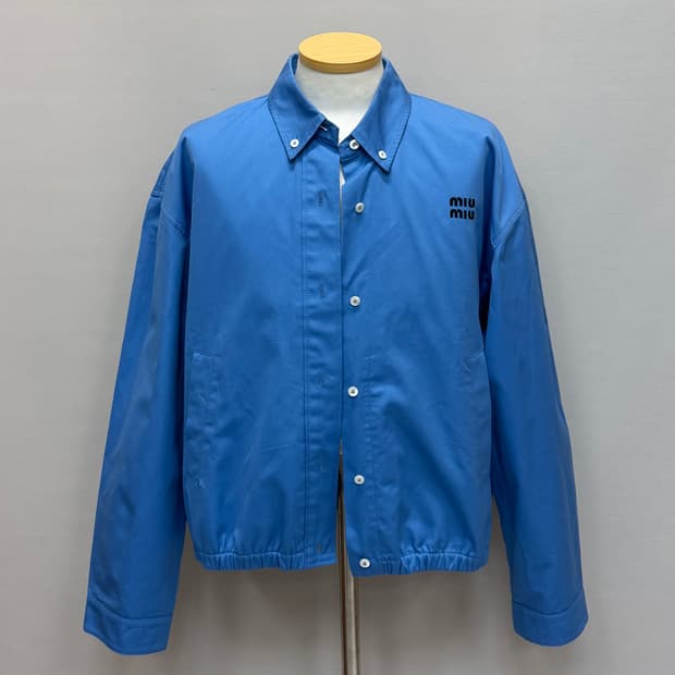 미우미우 미니멀 로고 엠브로이드 버튼 다운 자켓 ( 100~105 )