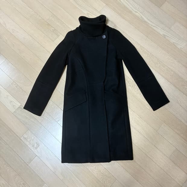 비대칭 절개 하이넥 울 코트