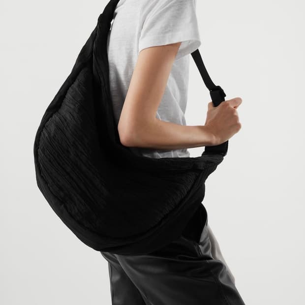 COS 코스 스모크드 크로스바디백 블랙