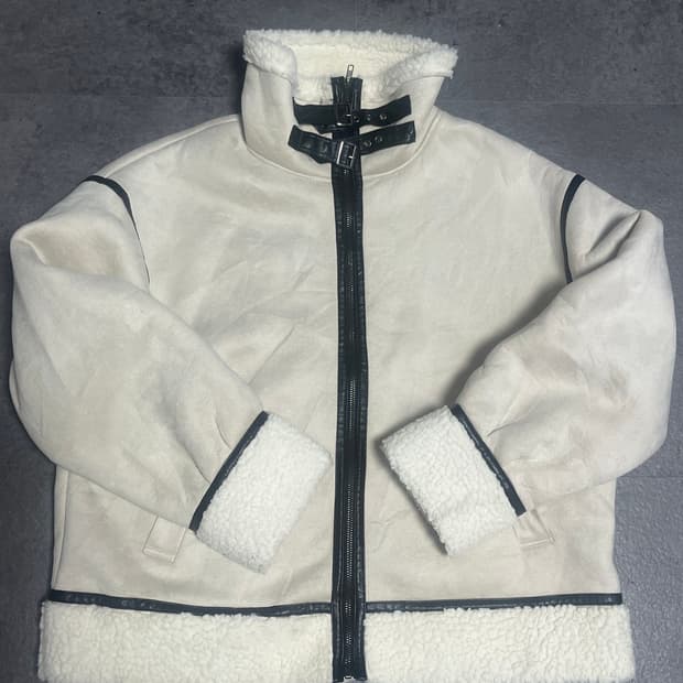 넥 버클 화이트 양털 무스탕