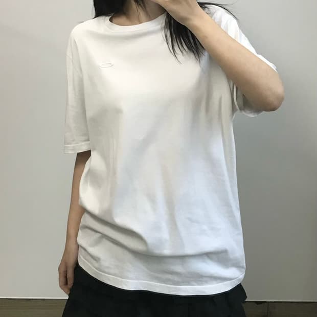 오클리 자수로고 화이트 반팔 티셔츠