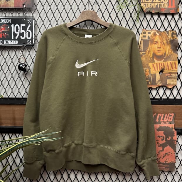 나이키 에어 스웻셔츠 전면 자수 로고 포인트 카키