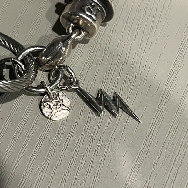 퍼스트애로우즈 번개 팬던트 판매.