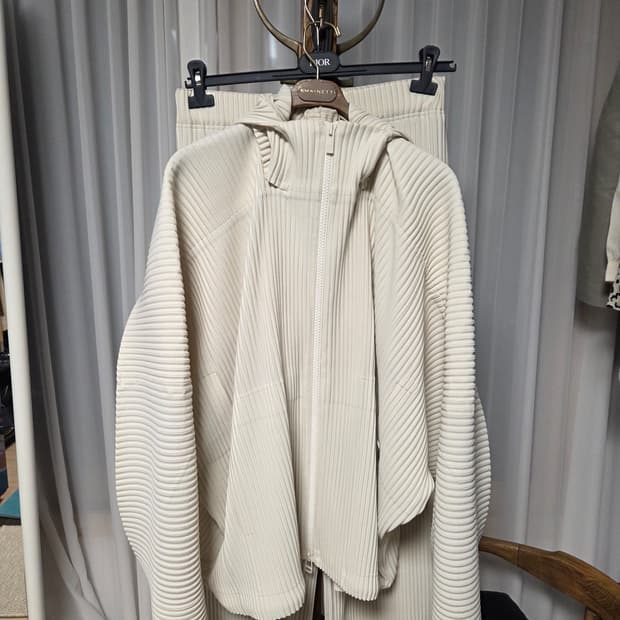 25년 옴므플리세 후드집업 하카마 셋업 판매합니다.