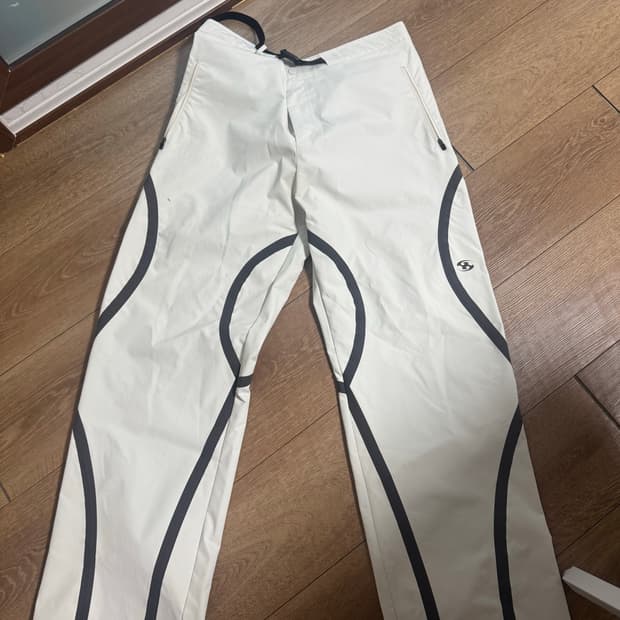 산산기어 윈드블록팬츠 화이트 3사이즈 팝니다