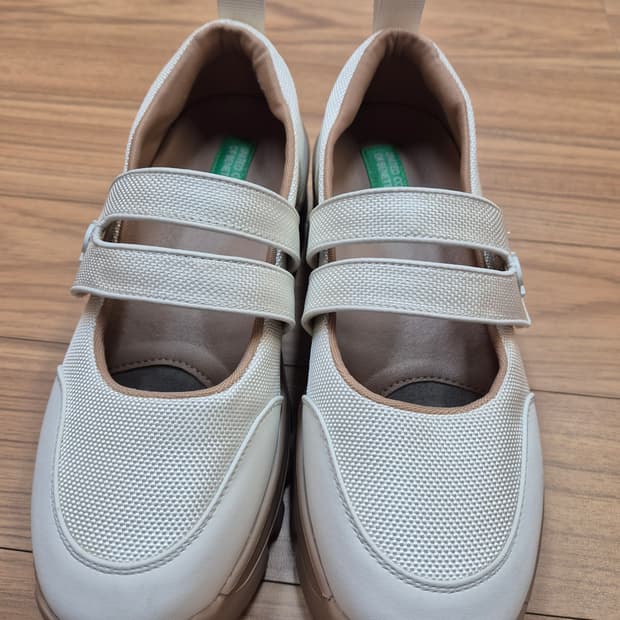 베네통 아이보리 색상 메리제인 단화 240mm입니다. 캐주얼한 디자인이라