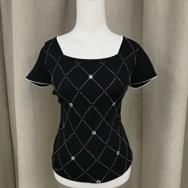 Black cubic argyle short-sleeve top