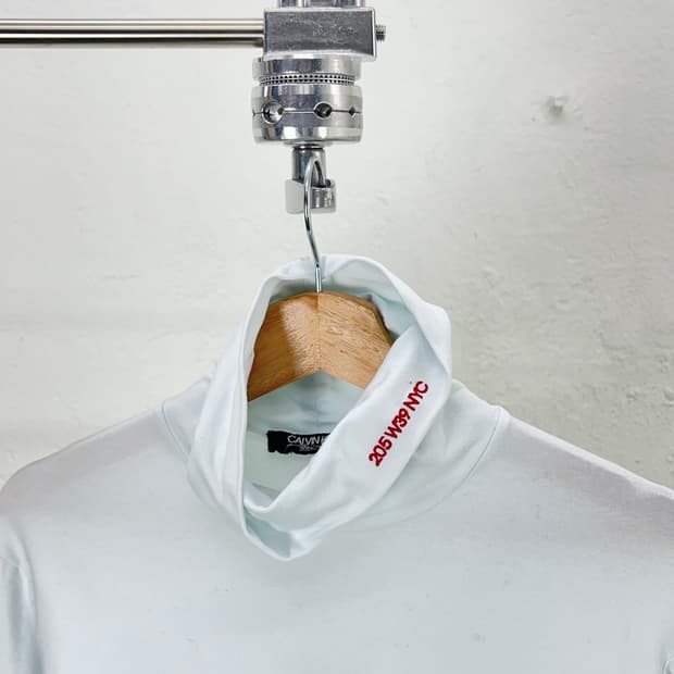 켈빈클라인 205W39NYC 라이트 블루 터틀넥