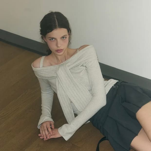 레더리 소프트 머플 오프숄더 니트 오트밀크