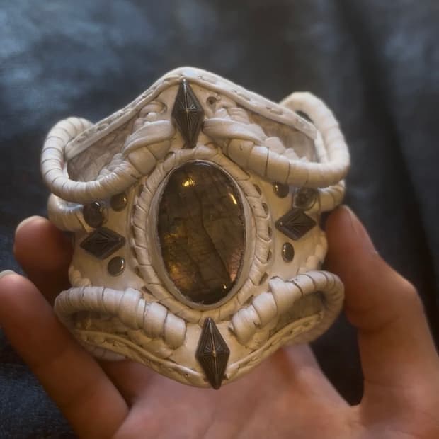 white leather 팔찌