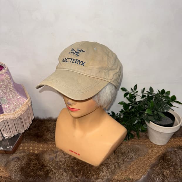 ARC’TERYX mute beige logo ball cap