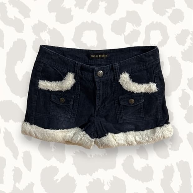 Daily topics gal white fur golden shorts