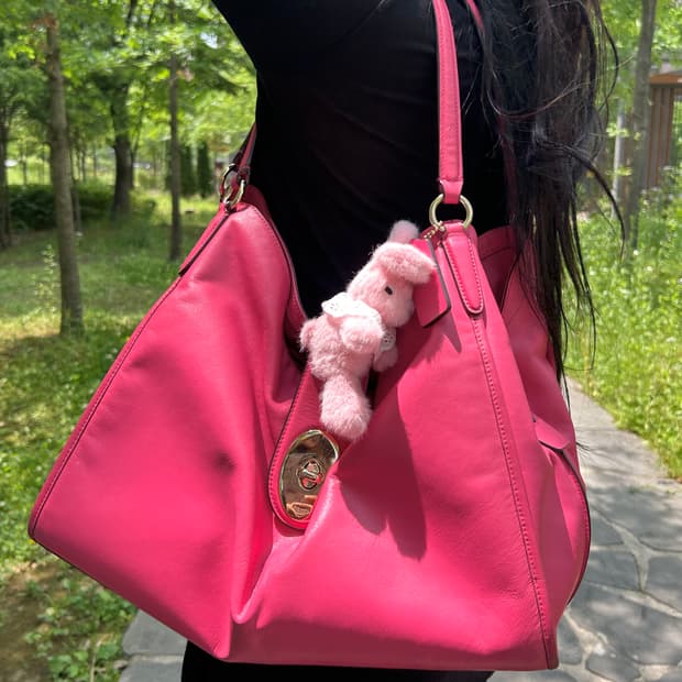 핑크💗)) 코치 칼라일 핫핑크 빈티지 레더 숄더백