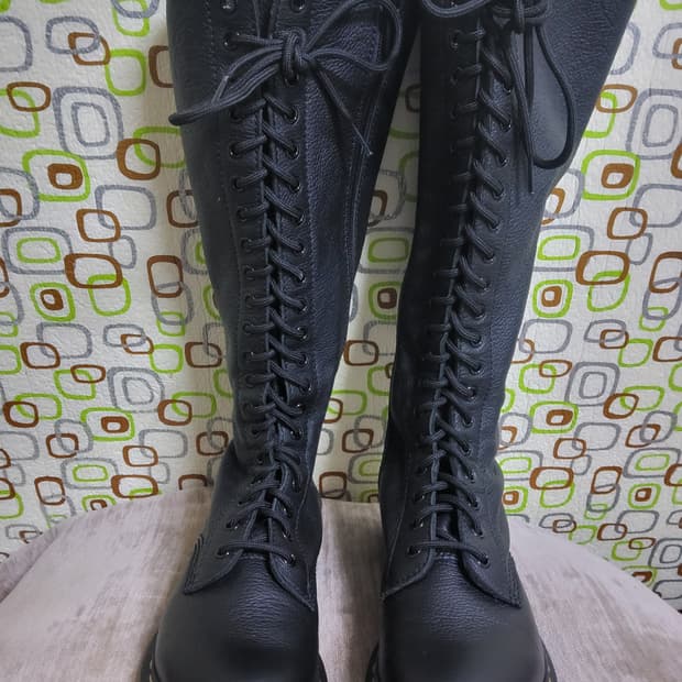 닥터마틴 20홀 1B60 모델 240사이즈 