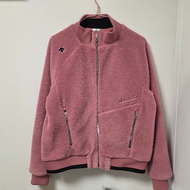 데상트 라즈베리 뽀글이 점퍼