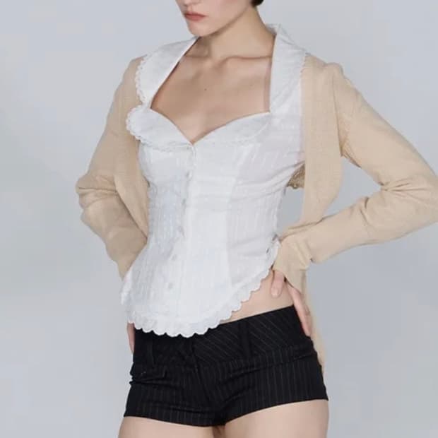 스컬프터 클로버 리프 넥 블라우스
