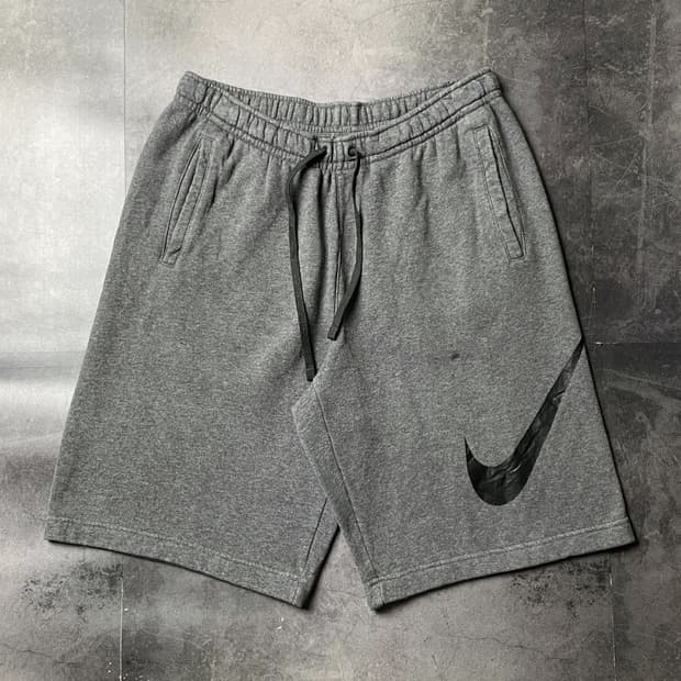 NIKE 나이키 차콜 스우시그래픽 스웨트 하프팬츠 A01310