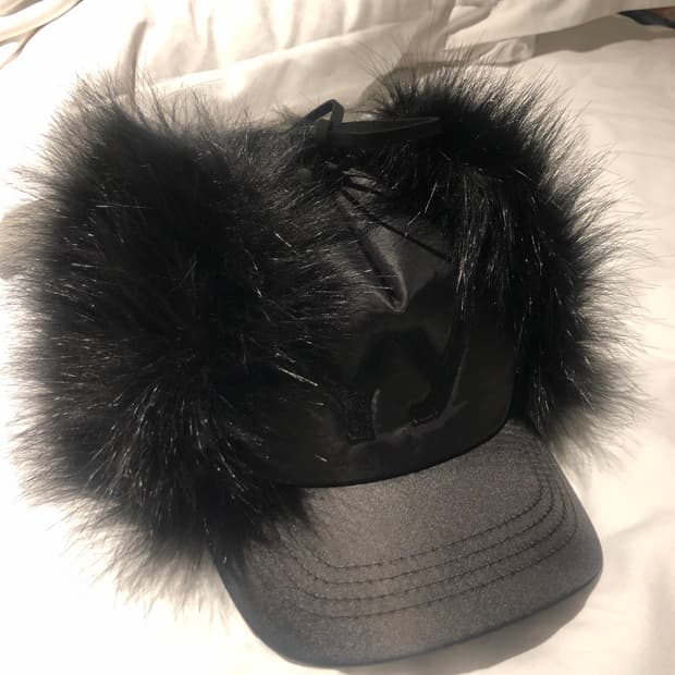 OPEN YY 이어플립 퍼 모자 