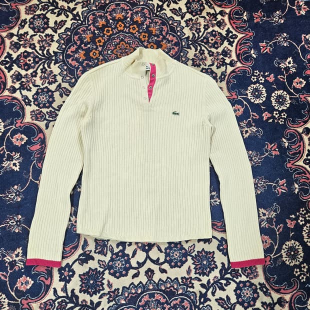 라코스테(Lacoste) 핑크 라인 버튼 넥 니트 95