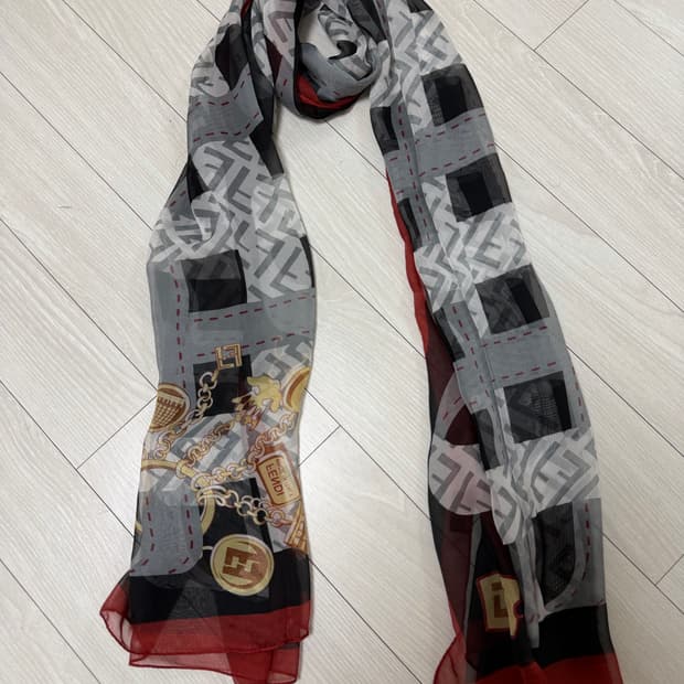 정품 펜디 스카프