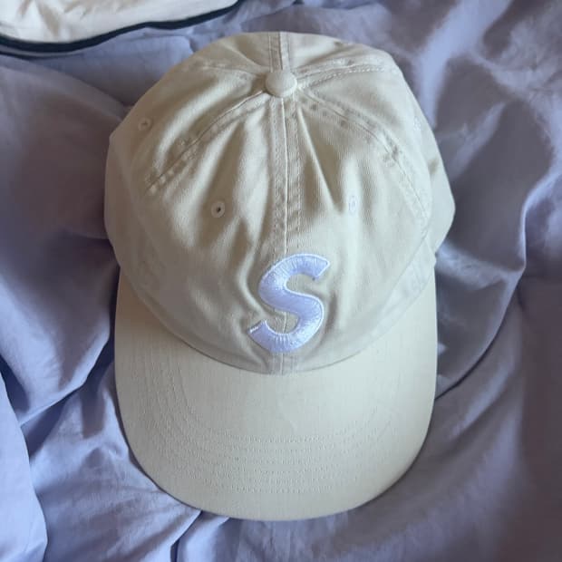 슈프림 피그먼트 s로고 볼캡 내츄럴