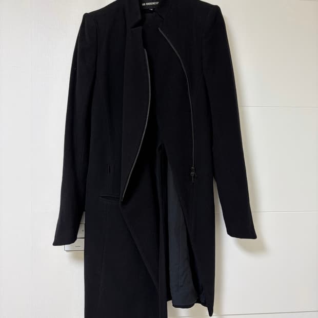 앤드뮐미스터 곡선 지퍼 코트