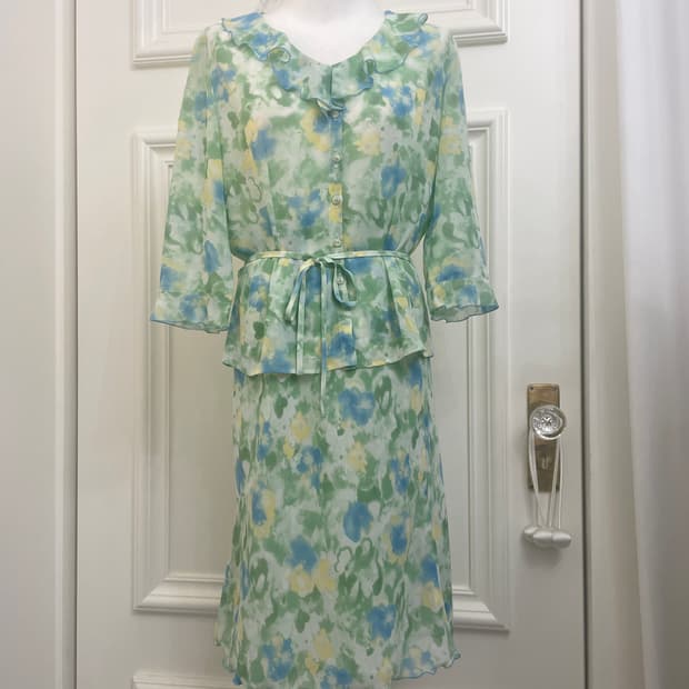 green blue water flower ruffle set-up