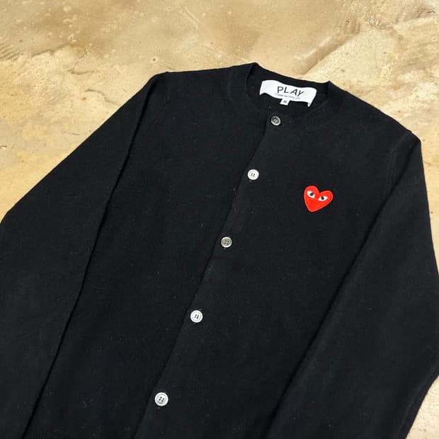 M 꼼데가르송 레드 하트 와펜 블랙 가디건