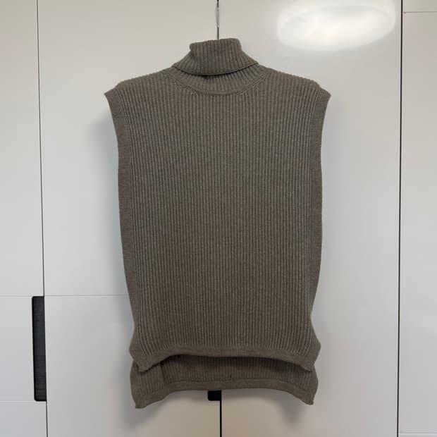 쿠어 터틀넥 니트 베스트 카키브라운