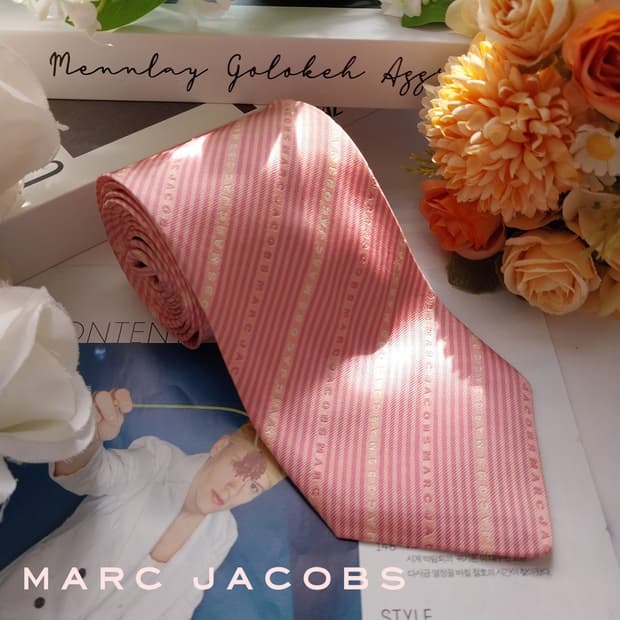 마크제이콥스 실크 스트라이프 로고 패턴 넥타이 9cm A+등급 K2302