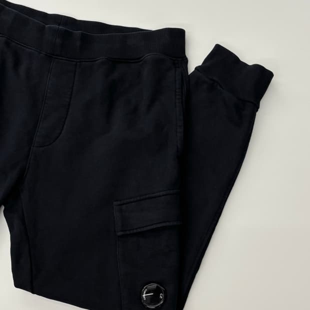 C.P company 씨피컴퍼니 블랙 렌즈 와펜 카고 조거팬츠