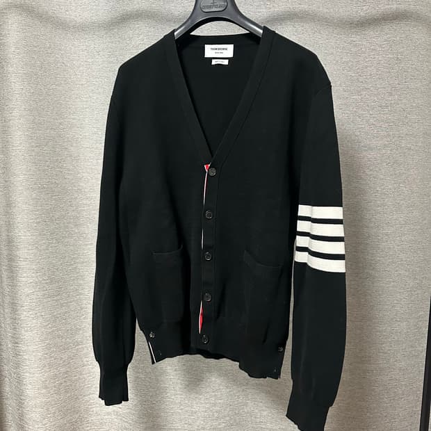 25S/S 톰브라운 밀라노스티치 사선완장 가디건 블랙 (4)