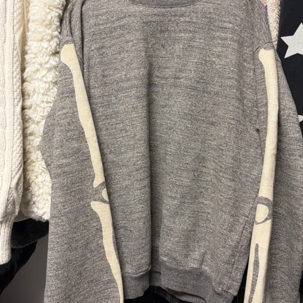 캐피탈 본 크루넥 맨투맨
