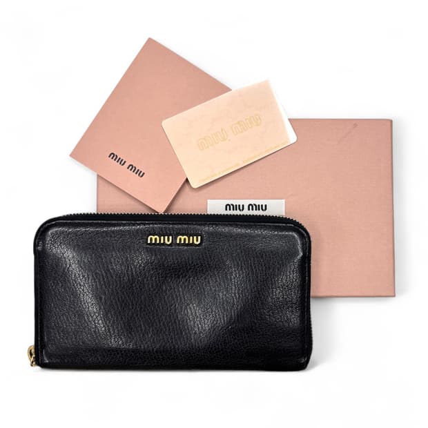 미우미우 집 어라운드 지갑