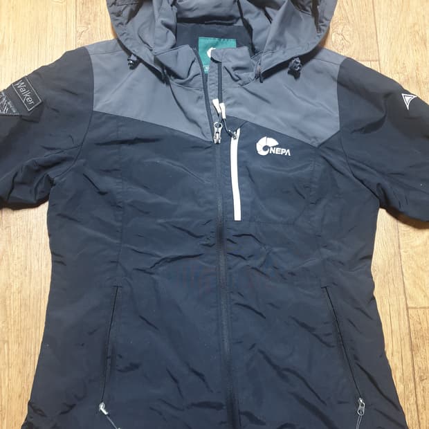 네파 아웃도어 바람막이 90 사이즈입니다