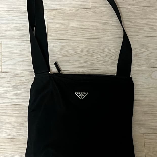 프라다 포코노 메신저백
