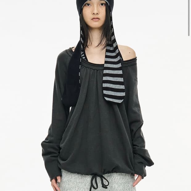 세릭 라운드 헴 스트링 탑 차콜