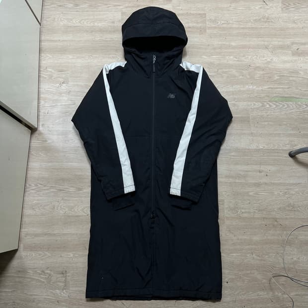 뉴발란스 사이드라인 다운 후드 롱패딩 점퍼 [블랙] S/90