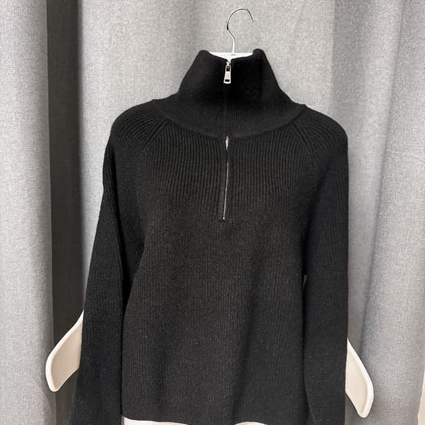 블랙 반집업니트