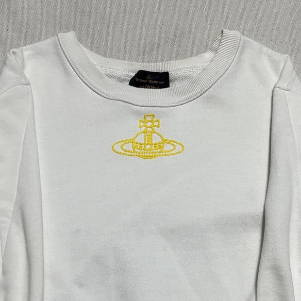 36 비비안웨스트우드 옐로우 로고 화이트 맨투맨