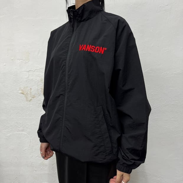 밴슨(VANSON) 블랙 양면 자수 로고 프린팅 플라잉스타 윈드브레이커