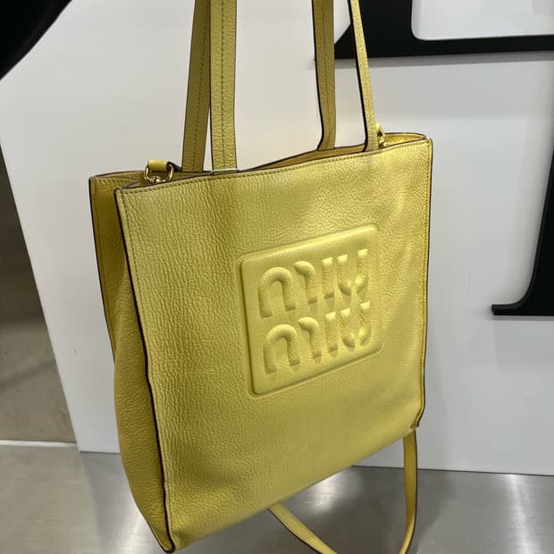 미우미우 마드라스 엠보싱 로고 레더 숄더백