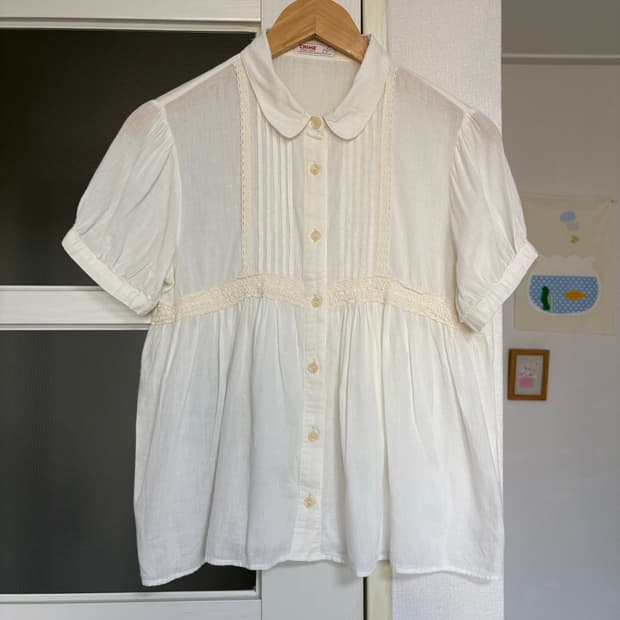 화이트 반소매 블라우스 