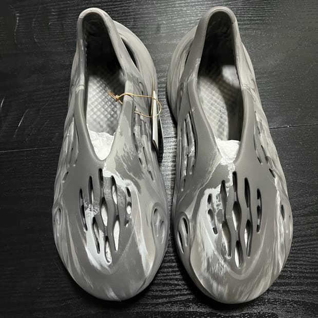 아디다스 이지 폼러너 믹스 그래닛