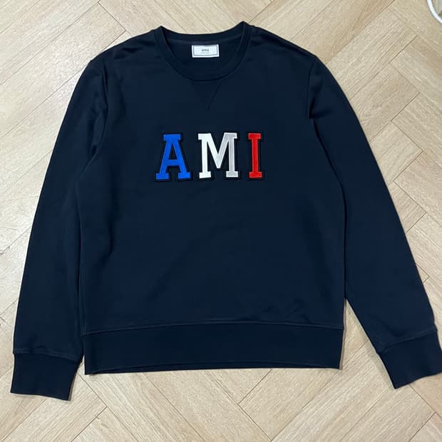 아미 AMI 로고패치 스펠 맨투맨 